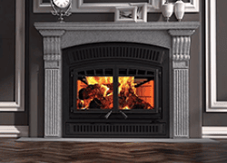 Foyer au bois en salon chez RA-MO-NET sur la Rive-Sud de Québec