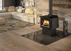 Poêle au bois dans une maison proposé par RA-MO-NET sur la Rive-Sud de Québec