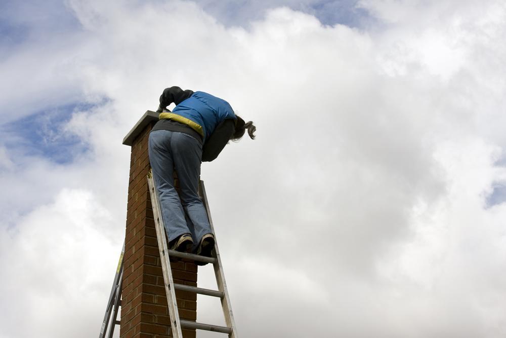 Un technicien RA-MO-NET Membre de l’APC pour un entretien sécuritaire de cheminée